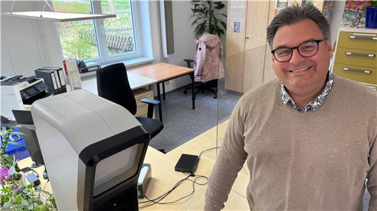Freude bei Bürgermeister Wolfgang Langer: Der sogenannte "PointID-Terminal" hat rechtzeitig das Braunlager Rathaus erreicht.