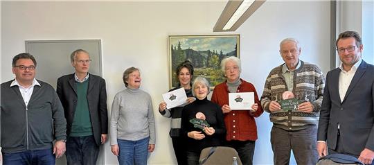 Freude bei Cordula Dähne-Torkler (4.v.l.), Christina Braune (4.v.r.) und Marion Bremer (3.v.r.): Sie nehmen den Erlös der GZ-Glücksschweinchenaktion in Braunlage von den Kommunalpolitikern Wolfgang Langer, Johann Barner, Erika Hoffmann und Karl-Heinz Plosteiner sowie GZ-Verleger Philipp Krause (von links) entgegen. Foto: Eggers