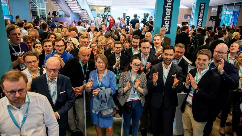Union siegt bei Europawahl - AfD im Osten auf Platz eins Freude bei Teilnehmern der CDU-Wahlparty im Konrad-Adenauer-Haus in Berlin.