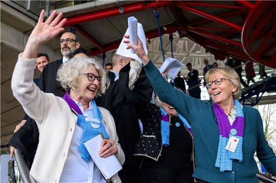 Freude bei den Klagenden: Die Schweizer Klimaseniorinnen nach dem Urteil vor dem Gerichtsgebäude.