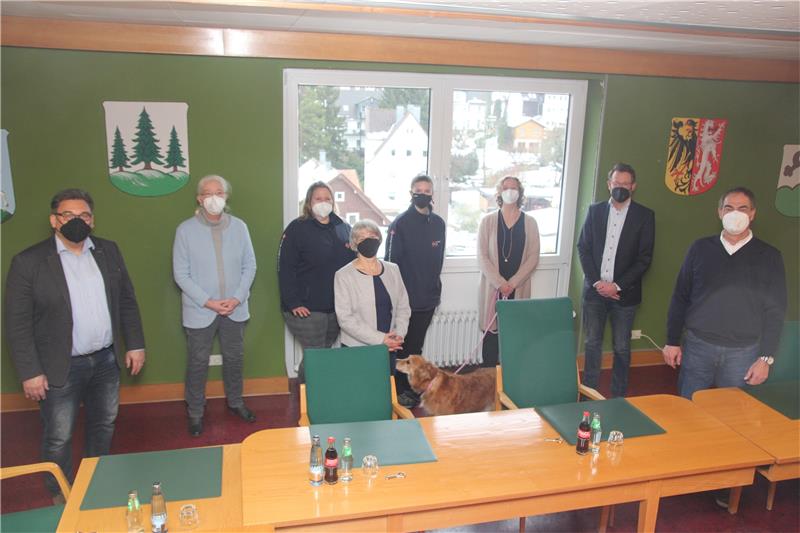 Geld für drei gemeinnützige Projekte Freude bei (von links) Bürgermeister Wolfgang Langer, Marion Bremer (Kirchengemeinde), Nadine Rabe (DRK), Christina Braune (Kirchengemeinde), Lena Gruhne (DRK) und Julia Fremdling (Sozialfonds) als GZ-Verleger Philipp Krause und Chefredakteur Jörg Kleine den Erlös der GZ-Glücksschweinchenaktion in Braunlage überreichen. Foto: Eggers