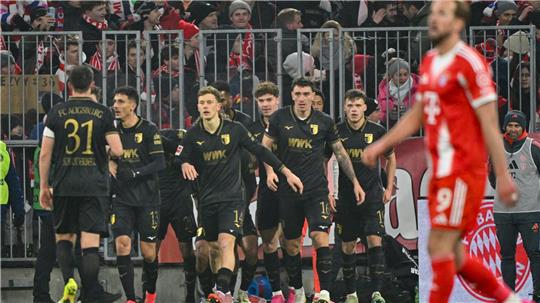 Freude beim FC Augsburg, Enttäuschung bei Harry Kane.