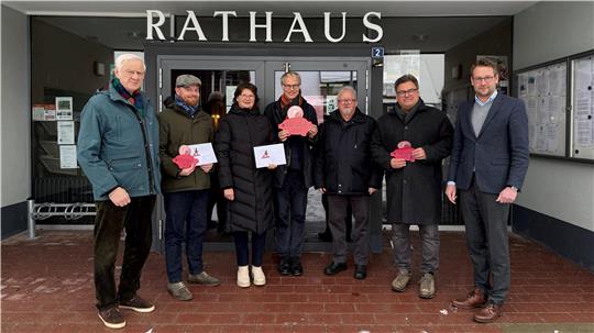 Freude beim Sozialfonds und der Martini-Kirchengemeinde nach der Übergabe des Erlöses aus der GZ-Glücksschweinchenaktion (von links): Karl-Heinz Plosteiner, Frederik Kunze, Michaela Gamenik, Johannes Barner, Robert Hansmann, Wolfgang Langer und GZ-Verleger Philipp Krause.