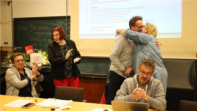 Freude nach der einstimmigen Wahl. Hilla Padditz (m.), SPD-Ortsvereinsvorsitzende, und Andrea Melone (l.), frühere Bürgermeisterkandidatin, freuen sich für ihren Parteikollegen.