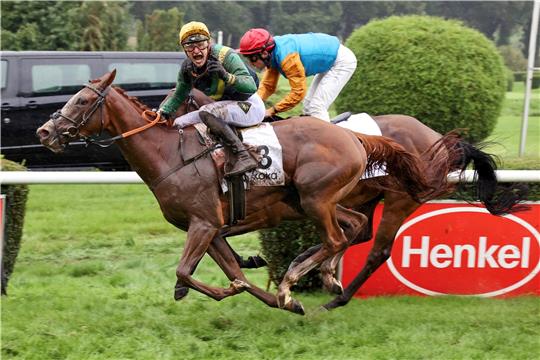 Freude pur: Geburtstagkind Lukas Delozier gewinnt mit der Stute Muskoka (vorn) den Preis der Diana gegen Kassada unter Maxim Pecheur. Foto: Sorge