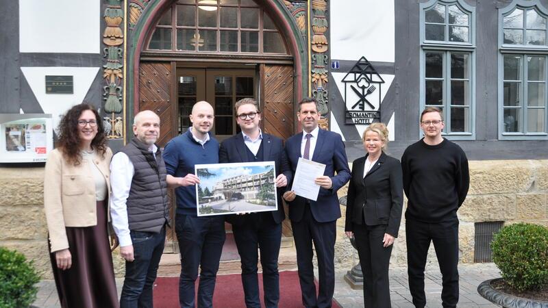 Freude über 7,5 Förder-Millionen aus Hannover fürs Hahnenkleer Naturhotel (v.l.): Mit dem Ehepaar Rosemarie und Jürgen Prien, dem Landtagsabgeordneten Christoph Willeke (SPD), Malte Prien, Wirtschaftsminister Olaf Lies (SPD), Goslars Oberbürgermeisterin Urte Schwerdtner und Architekt Adrian Schwarz von der Hamburger Planungsgesellschaft MPP stehen Geber- und Nehmerseite vor der Goslarer „Alten Münze“ eng beieinander.