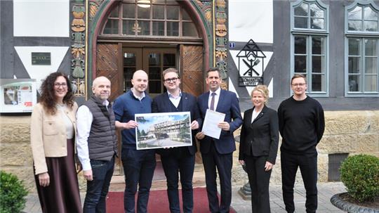 Freude über 7,5 Förder-Millionen aus Hannover fürs Hahnenkleer Naturhotel (v.l.): Mit dem Ehepaar Rosemarie und Jürgen Prien, dem Landtagsabgeordneten Christoph Willeke (SPD), Malte Prien, Wirtschaftsminister Olaf Lies (SPD), Goslars Oberbürgermeisterin Urte Schwerdtner und Architekt Adrian Schwarz von der Hamburger Planungsgesellschaft MPP stehen Geber- und Nehmerseite vor der Goslarer „Alten Münze“ eng beieinander.