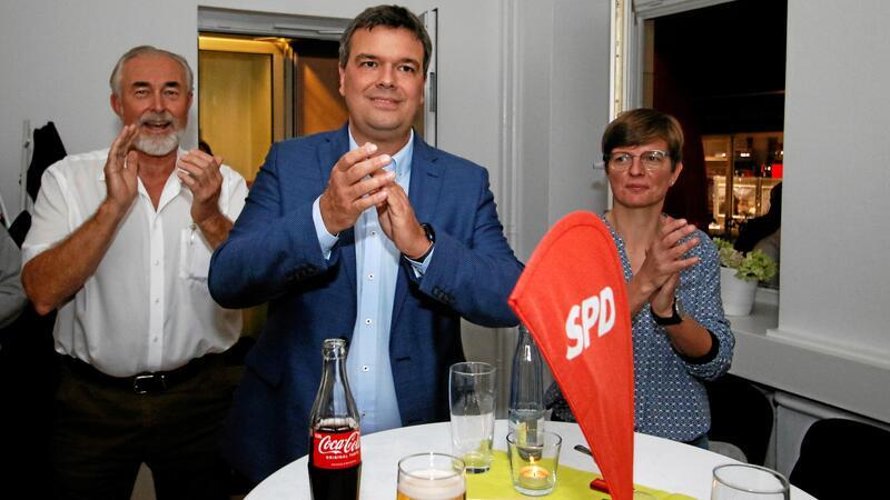 Freude über den SPD-Sieg bei der Kommunalwahl 2021 (v.l.): Eckhard Wagner, damals noch Fraktionsvize im Kreistag, der designierte Landrat Dr. Alexander Saipa sowie Annett Eine, die inzwischen von der Goslarer Parteichefin zur Harzer Unterbezirksvorsitzenden aufgestiegen ist, klatschen Beifall.