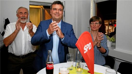 Freude über den SPD-Sieg bei der Kommunalwahl 2021 (v.l.): Eckhard Wagner, damals noch Fraktionsvize im Kreistag, der designierte Landrat Dr. Alexander Saipa sowie Annett Eine, die inzwischen von der Goslarer Parteichefin zur Harzer Unterbezirksvorsitzenden aufgestiegen ist, klatschen Beifall.