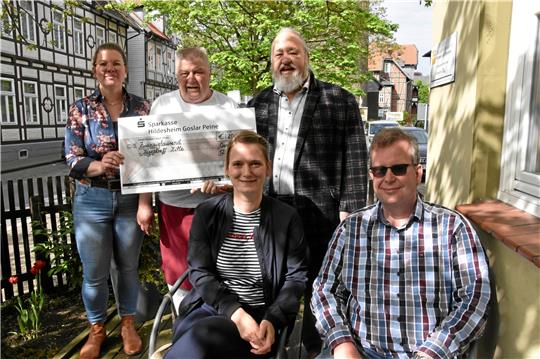 Freude über den hohen Spendenscheck: Sozialarbeiterin Anna-Lisa Ehrenberg (hinten, von links), Küchenchef Hans Schlösser, Fördervereins-Vorsitzender Rüdiger Herzog sowie Katrin Wolloscheck (vorn von links) und Sozialpädagoge Christian Bormann. Foto: Hartmann