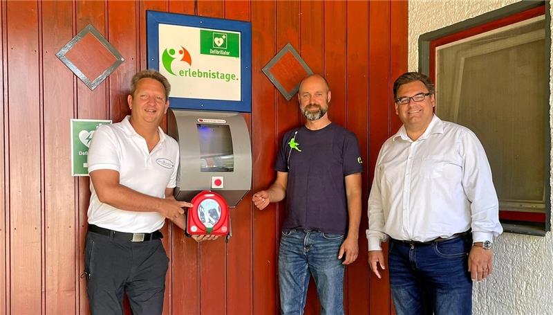 Neuer Defibrillator in Hohegeiß: Alle sollen profitieren Freude über den neuen Defibrillator bei Marcus Backes vom DRK, Dirk Markert von den Erlebnistagen und Bürgermeister Wolfgang Langer (von links). Foto: Privat
