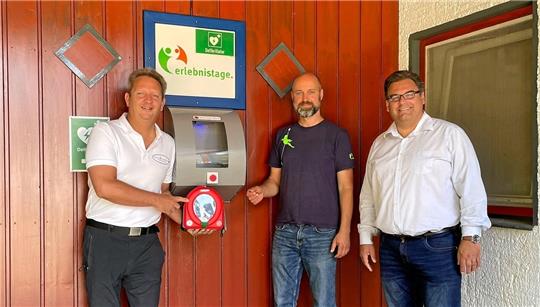 Freude über den neuen Defibrillator bei Marcus Backes vom DRK, Dirk Markert von den Erlebnistagen und Bürgermeister Wolfgang Langer (von links). Foto: Privat