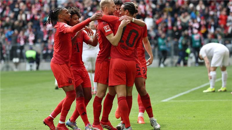 Bayerns Meister-Party vertagt - Müller „nicht wehmütig“ Freude über die Führung von Leroy Sané (r) - der Meister-Jubel ist vertagt.