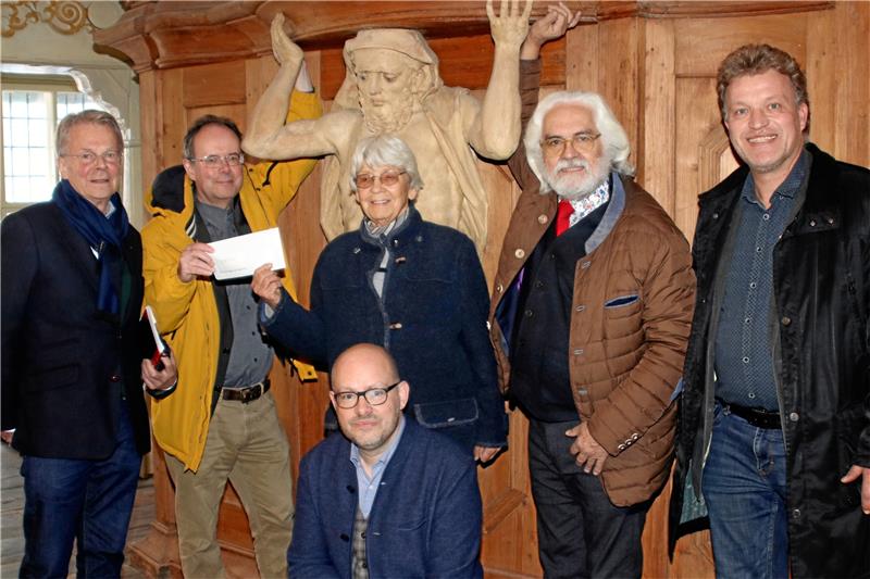 Freude über die Spende: Kirchenvorstandsvorsitzende Dorothee Austen erhält den Scheck von Frank Langheim, Finanz-Chef bei Sympatec. Mit dabei sind Architekt Hansjochen Schwieger, Simon Hebeisen, Stephan Röthele und Arno Janssen (v.li.).