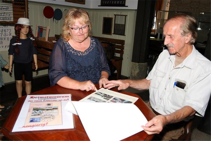Langelsheimer Wandkalender zeigt historische Postkartenmotive Freude über ein tolles Ergebnis: Monika Niepel und Rainer Müller begutachten den nagelneuen Wandkalender „Langelsheim 2025“.
