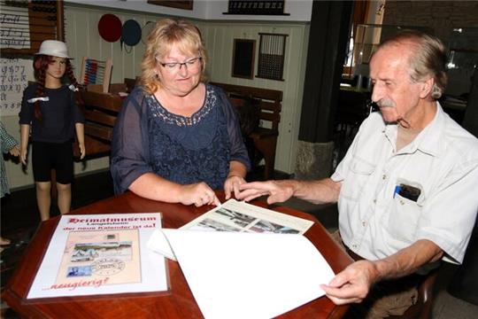 Freude über ein tolles Ergebnis: Monika Niepel und Rainer Müller begutachten den nagelneuen Wandkalender „Langelsheim 2025“.