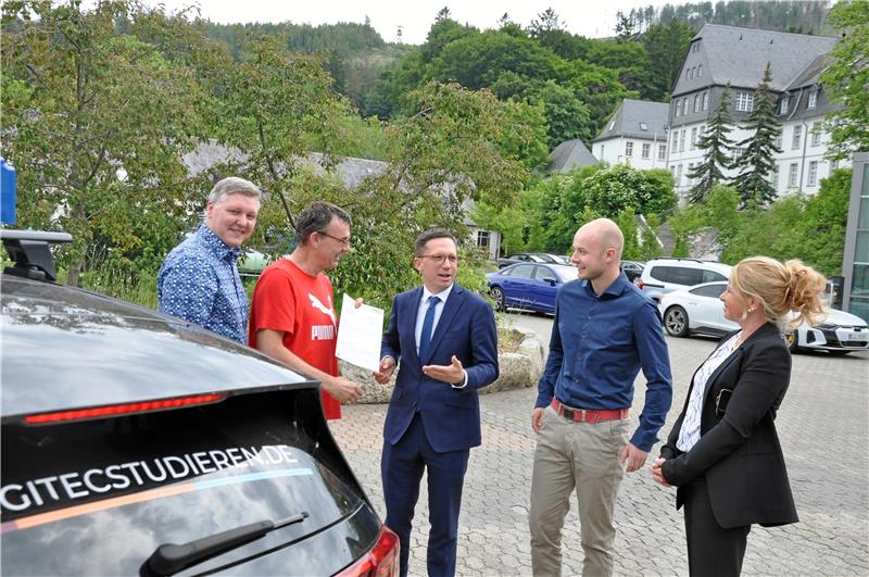 Freude über viel Digit-Geld vom Land (v. li.): Florian Pramme von der Ostfalia, der Clausthaler TU-Professor Dr. Andreas Rausch, Wissenschaftsminister Falko Mohrs, der Landtagsabgeordnete Christoph Willeke und Oberbürgermeisterin Urte Schwerdter sind mit der Gesamtsituation sichtbar zufrieden. Foto: Heine