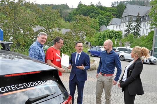 Freude über viel Digit-Geld vom Land (v. li.): Florian Pramme von der Ostfalia, der Clausthaler TU-Professor Dr. Andreas Rausch, Wissenschaftsminister Falko Mohrs, der Landtagsabgeordnete Christoph Willeke und Oberbürgermeisterin Urte Schwerdter sind mit der Gesamtsituation sichtbar zufrieden. Foto: Heine