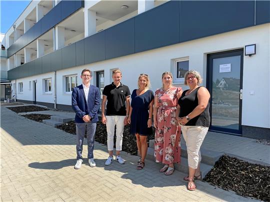 Freude vor der neuen Wohnanlage (v.li.): Dave Woods (Nordik-Care), Christopher Weiß (Geschäftsführer Provetus-Pflege), Nicole Sprysch (Nordik-Care), Jessica Lisogorny und Nadine Holzenleuchter (beide Pflegedienstleitung Provetus). Foto: Privat