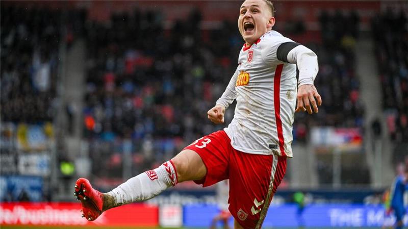 Böse Überraschung für Darmstadt - 1:2 in Regensburg Freudensprung: Kai Pröger trifft für Jahn Regensburg.