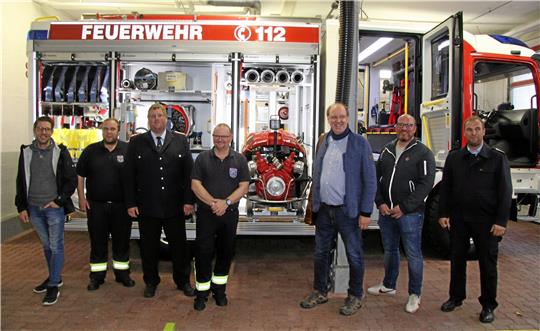 Freudestrahlend nehmen Marc Samel, Dennis Meyer, Peter Bartels, Wolfgang Hesse, Andreas Memmert, Nils Beckmann und Daniel Zalesinki (v. li) das Löschgruppenfahrzeug LF 10 in Empfang.  Fotos: Hohaus