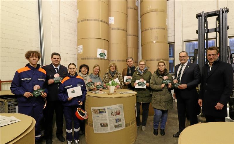GZ-Schweinchengelder stärken Vereinsarbeit im Nordharz Freudestrahlend nehmen die Glücksschweinchen-Spendengeldempfänger im Nordharz von GZ-Verleger Philipp Krause (ganz rechts) die Gelder im Papierlager der Goslarschen Zeitung entegen. Foto: Jambrek