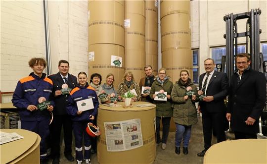 Freudestrahlend nehmen die Glücksschweinchen-Spendengeldempfänger im Nordharz von GZ-Verleger Philipp Krause (ganz rechts) die Gelder im Papierlager der Goslarschen Zeitung entegen. Foto: Jambrek