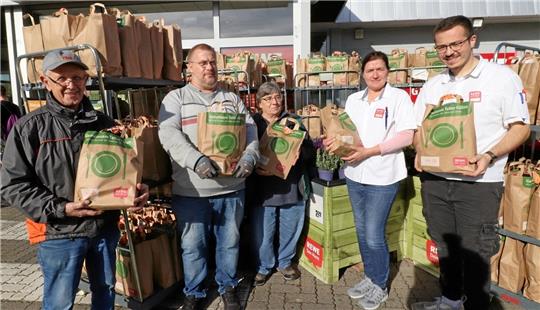 Freudig übernehmen Siegfried Breeger, Andreas Vollmering und Edeltraut Breeger (v. li.) 341 Tüten, gespendet von Langelsheimer Kunden. Marktleiterin Katja Eberhardt und Stellvertreter Tarik Ergun übergeben sie. Foto: Jambrek