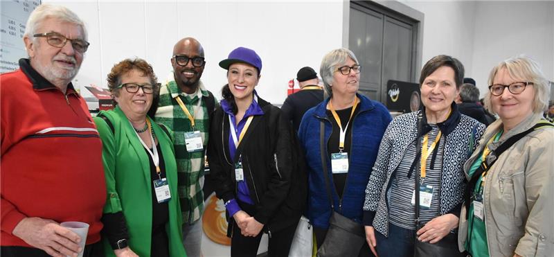 Freudige Begegnung des Kleinkunstvereins mit Künstlern auf der Freiburger Kulturbörse (v.li.): Walfried und Renate Lucksch, Yared Dibaba, Annie Heger, Beate Heintorf, Brigitte Weirauch und Martina Sigwarth.