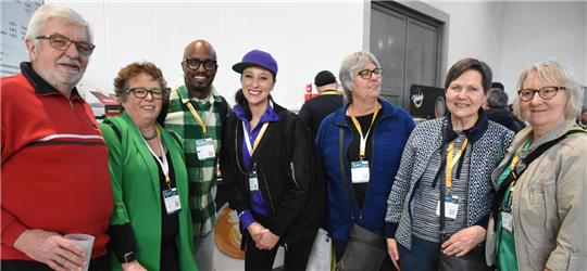 Freudige Begegnung des Kleinkunstvereins mit Künstlern auf der Freiburger Kulturbörse (v.li.): Walfried und Renate Lucksch, Yared Dibaba, Annie Heger, Beate Heintorf, Brigitte Weirauch und Martina Sigwarth.