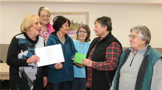 Freudige Stimmung bei der Goslarer Tafel: Die Landfrauenvorsitzende Susanne Schwacke aus Upen (2. v.r.) überreicht mit ihrer Delegation 500 Euro an die Tafel-Leitung Kirsten Neveling.