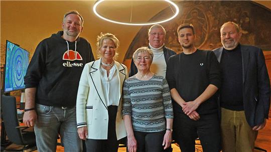 Freuen sich auf die Open-Airs im August vor der Kaiserpfalz: Christian Legler (Veranstalter), Oberbürgermeisterin Urte Schwerdtner, Gisela Burkhardt und Burkhard Siebert (beide Internationales Musikfest), Marvin Voges (Kulturfachdienstleiter Stadt Goslar) und Hartmut Prüssner (Internationales Musikfest).