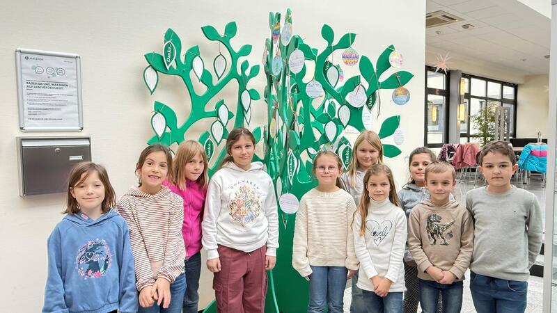 Freuen sich: die Kinder der zweiten Klasse vor dem „Danke-Baum“.