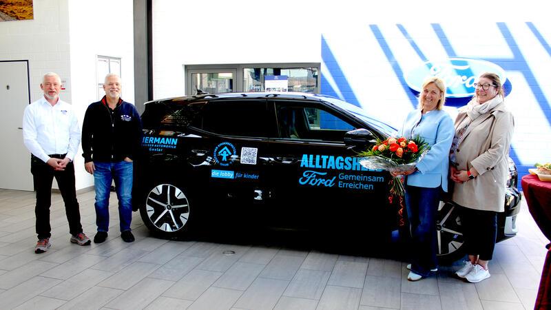 Freuen sich gemeinsam (v.r.): Bianca Kluß und Bettina Junk vom Kinderschutzbund Goslar sowie Daniel Gebhardt und Christian Kletke (Geschäftsführer und Centerleiter Ford Hermann in Goslar).