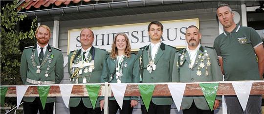 Freuen sich schon auf das Schützenfest: Schützenvogt Frederik Kunze (li.) mit den Majestäten der Schützengesellschaft St. Andreasberg (v. li.): Schützenkönig Ingolf Neuse, Schützenkönigin Johanna Tieben, Jugendkönig Jan Bittner, König Kleinkaliber Maik Bittner und König Luftpistole Marcel Jünemann (v. li.). Archivfoto: Jung
