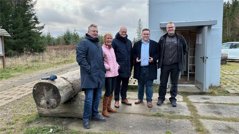 Freuen sich über WLAN am Grenzmuseum (v.l.): Bürgermeister Ronald Fiebelkorn, Vorsitzende Inge Winkel, Staatssekretär Bernd Schlömer, Alexander Dobert vom Freifunk-Verein und stellvertretender Vorsitzender Tino Franke.