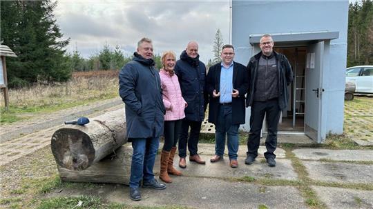 Freuen sich über WLAN am Grenzmuseum (v.l.): Bürgermeister Ronald Fiebelkorn, Vorsitzende Inge Winkel, Staatssekretär Bernd Schlömer, Alexander Dobert vom Freifunk-Verein und stellvertretender Vorsitzender Tino Franke.