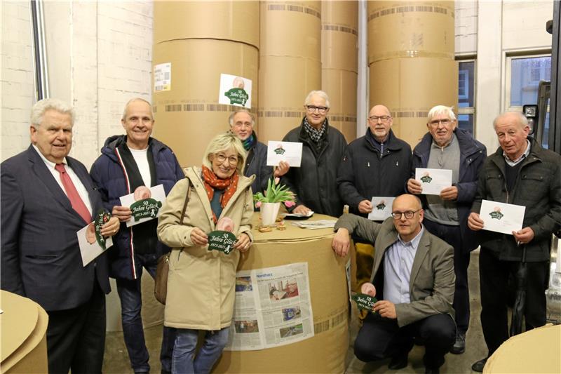 Schweinchenglück mit Kult-Charakter für Goslarer Vereine Freuen sich über acht Portionen Schweinchenglück für Goslarer Projekte: Die Vereinsvertreter treffen sich mit dem stellvertretenden Chefredakteur Frank Heine (vorn rechts) zur Geldübergabe im GZ-Papierlager. Foto: Hartmann