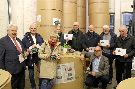 Freuen sich über acht Portionen Schweinchenglück für Goslarer Projekte: Die Vereinsvertreter treffen sich mit dem stellvertretenden Chefredakteur Frank Heine (vorn rechts) zur Geldübergabe im GZ-Papierlager.  Foto: Hartmann