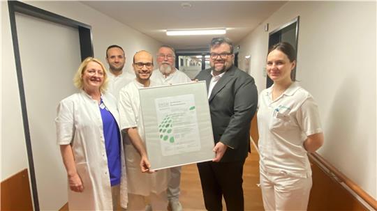 Freuen sich über das Zertifikat, v.l. Oberärztin Ute Lejon, Oberarzt Mohamed Hamoda, Chefarzt Ahmed Zidan, Senior-Operateur Dr. med. Andreas Kohls, Asklepios Harzkliniken-Geschäftsführer Florian Nachtwey und Oberärztin Aurelija Jankute.