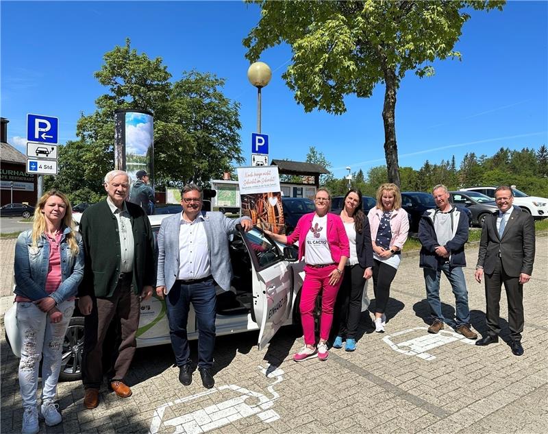 St. Andreasberg: Ein E-Auto für Bürger und Urlauber Freuen sich über das erste Auto des E-Car-Sharing-Projekts in der Stadt Braunlage (von links): Stefanie Heasman, Karl-Heinz Plosteiner, Wolfgang Langer, Ines Kühne, Cathleen Hensel, Birgit Schuller, Thomas Reiß und Frank Uhlenhaut. Foto: Eggers