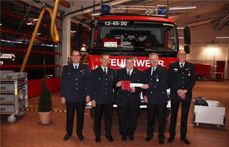 Freuen sich über das neue Einsatzfahrzeug: Ingo Henze, Hartmut Ölmann, Wolfgang Huhmann, Ralf Bosse und Bernd Kerwien. Foto: Hohaus