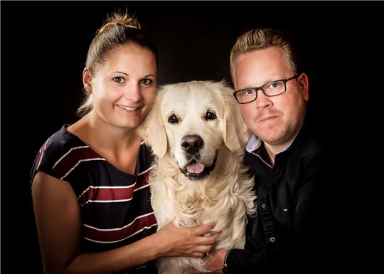 Freuen sich über den ersten Platz: Jana und Daniel Müller aus Clausthal-Zellerfeld mit dem dreijährigen Glen, Spitzname „Dicker“. Foto: privat