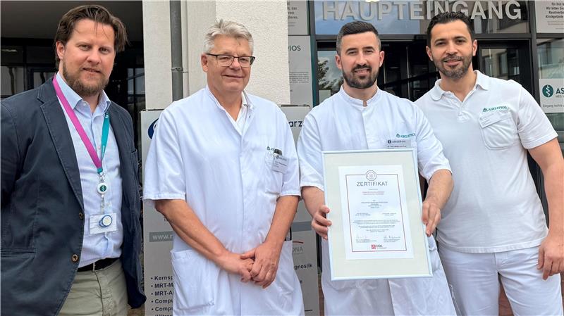 Freuen sich über die Auszeichnung: das Team der Kardiologie der Asklepios Harzkliniken, v. r. , Dr. Basheer Ziadeh, Leiter der Interventionellen Kardiologie , Oberarzt Dr. med. Halit Popi, Prof. Dr. med. Thomas Wittlinger, Chefarzt der Medizinischen Klinik I, sowie Klinikmanager Dorian Denner.