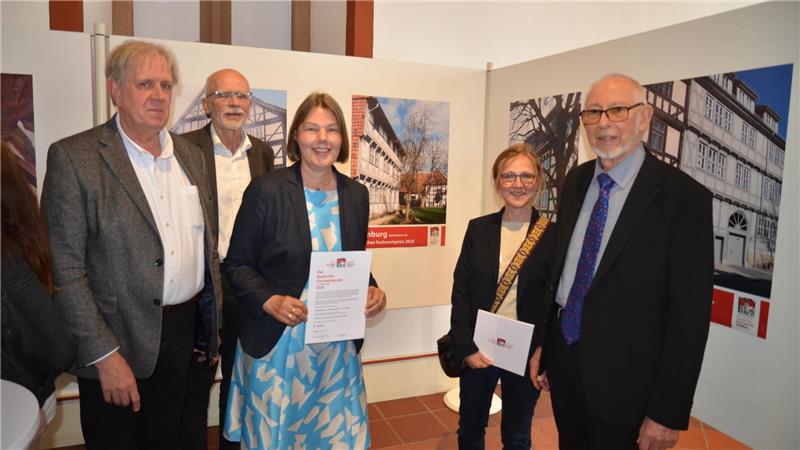 Freuen sich über die Auszeichnung (v.l.): Architekt Helmut Urbisch (Osterwieck), Hartmut und Gaby Krüner (Bauherren), Sabine Schwarz (Amt für Tourismus, Hornburg), Prof. Manfred Gerner (Präsident der Arbeitsgemeinschaft Deutsche Fachwerkstädte)