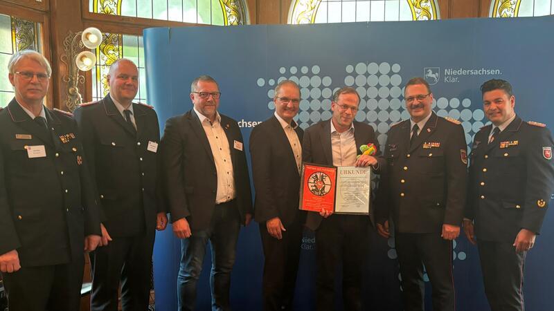 Fontheim-Klinik jetzt ganz offiziell „Partner der Feuerwehr“ Freuen sich über die Auszeichnung (v.li.): Kreisbrandmeister Uwe Fricke, Gemeindebrandmeister Christoph Schubert, Bürgermeister Alf Hesse, Staatssekretär Stephan Manke, Hans-Christian Fontheim, Olaf Kapke (Präsident Landesfeuerwehrverband) und Regierungsbrandmeister Tobias Thurau.