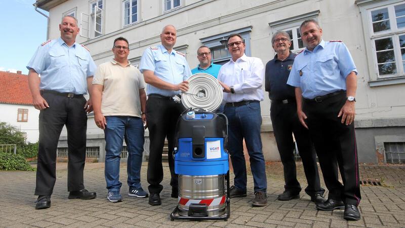 Mit Wassersauger überflutete Liebenburger Keller trocken legen Freuen sich über die Spende (v.li.): Liebenburgs Ortsbrandmeister Martin Müller, Ordnungsamtsleiter Dennis Dorn, Gemeindebrandmeister Christoph Schubert, Bürgermeister Alf Hesse, VGH-Vertreter Helmut Melzian, Liebenburgs stellvertretender Ortsbrandmeister Holger Kopka und der stellvertretender Gemeindebrandmeister Björn Berkefeld.