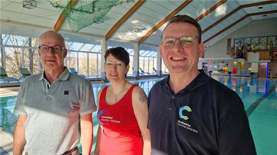 Freuen sich über die gestiegenen Besucherzahlen im Hallen- und Freizeitbad (v.l.): Stefan Poehling, Stefanie Junginger und Thomas Herberger.