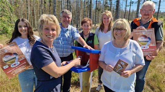 Freuen sich über die neue Stempelrunde in Altenau (v.l.): Charlotte Jacobs (Harzer Wandernadel), Bettina Beimel (Kurbetriebsgesellschaft), Klaus Dumeier (Harzer Wandernadel), Gaby Lader sowie Katharina Dundler (Tourist-Informationen Oberharz), Angelika Rebentisch (Kurbetriebsgesellschaft) und Rainer Eikemeyer (Harzklub Altenau).