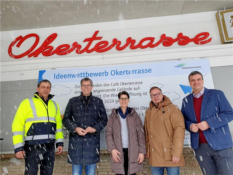 Noch keine Top-Idee für die „Okerterrasse“ Freuen sich über gute Ideen, wie das „Café Okerterrasse“ am Stausee nach der anstehenden Sanierung gastronomisch, aber auch mit weiteren Konzepten genutzt werden kann (v. li.): Talsperrenmeister Michael Himstedt, Harzklub-Präsident Dr. Oliver Junk, Carola Schmidt vom Harzer Tourismusverband in Goslar, Harzwasserwerke-Geschäftsführer Lars Schmidt und Landrat Dr. Alexander Saipa. Foto: Harzwasserwerke